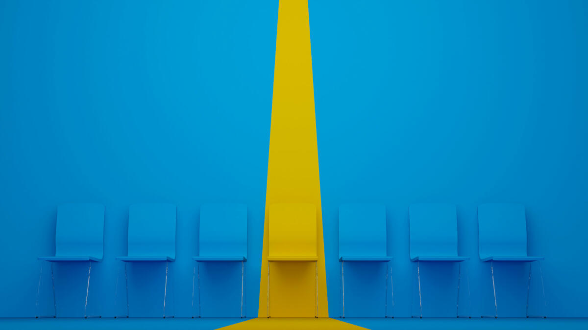 Hervorragender Stuhl in Reihe. Gelber Stuhl, der sich von der Menge abhebt. Geschäftskonzept Personalmanagement und Personalbeschaffung. 3D-Illustration © marchmeena29