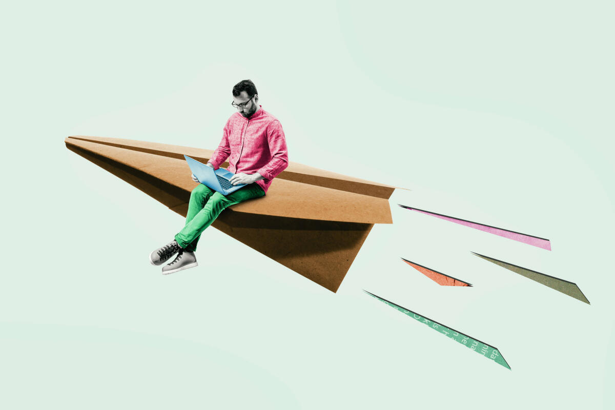 Kunstcollage. Papierflugzeug mit sitzendem jungen Mann © SvetaZi / Getty Images